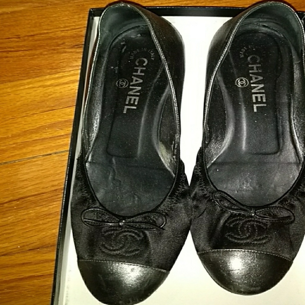 CHANEL Black Ballet Flats with CC Logo Cap Toe
